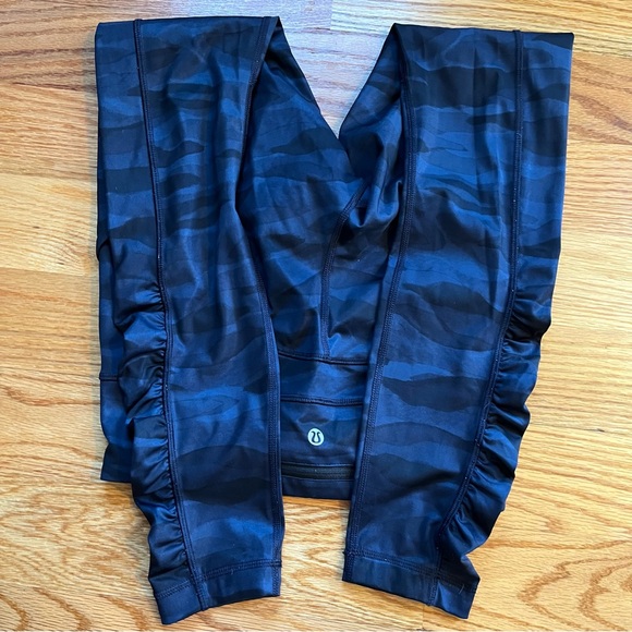 Lululemon blue camo print leggings size 4 - Picture 5 of 7